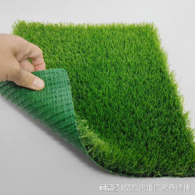 塑胶跑道厂家人造草坪有哪些使用优势？(图1)