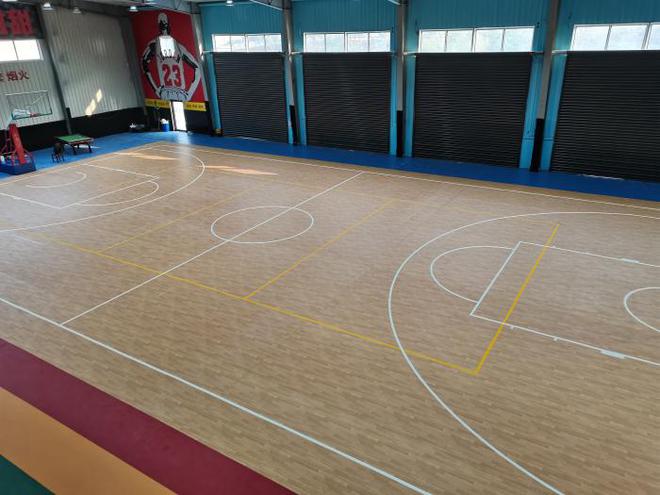 篮球场地胶运动空间地面材料的新选择(图1)