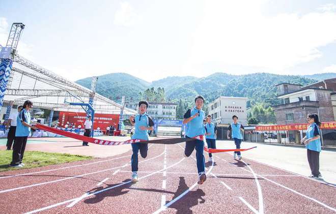 开学这天广东连南乡村学校有了一条新跑道(图1)